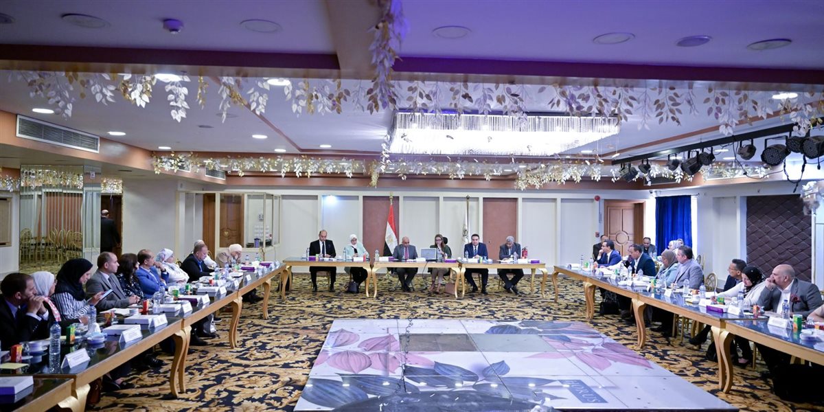 اجتماع مجلس شئون البيئة بجامعة القاهرة