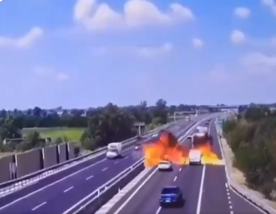 تحطم طائرة وإشتعال النيران في الطريق، فيتو