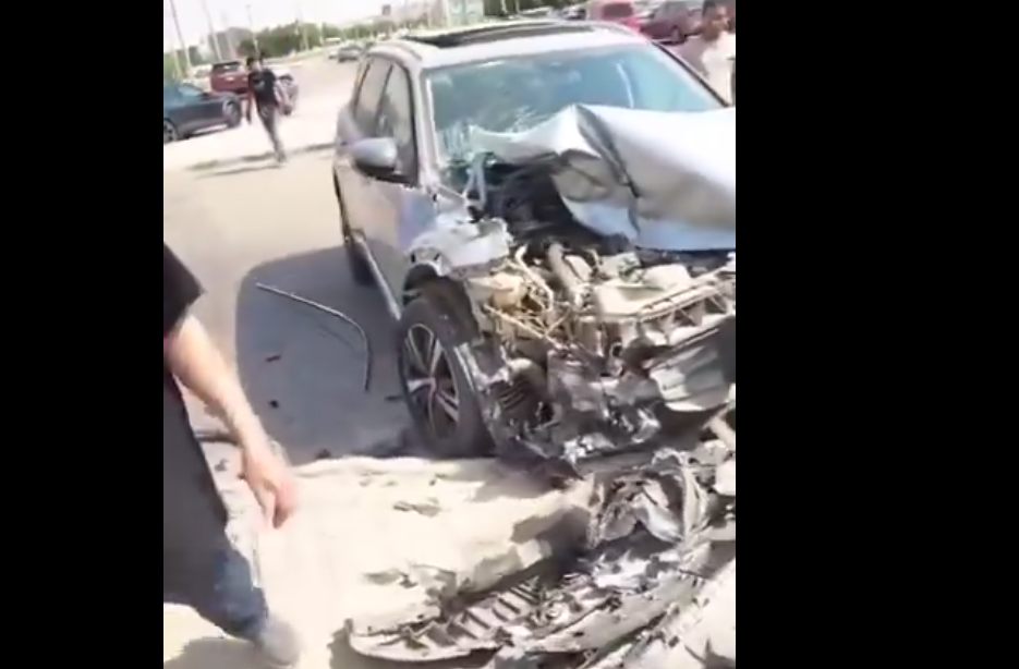 سيارة نقل تهشم سيارات في التجمع الخامس، فيتو