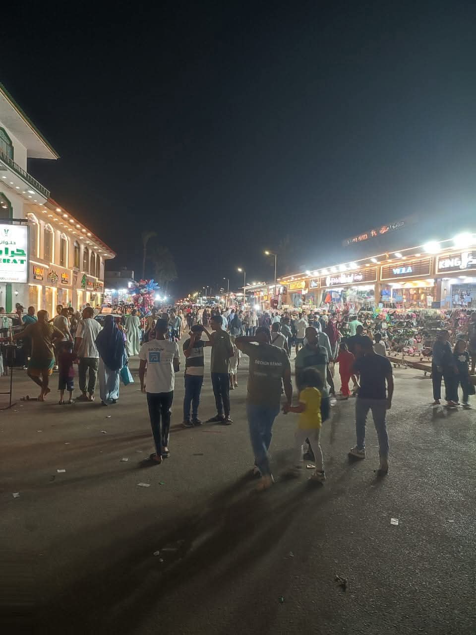 تنفيذ عدد من الضوابط الجديدة التي تلزم أصحاب المحال بالسوق الشعبي في شارع النيل بعدم وضع أي إشغالات بالطريق العام.