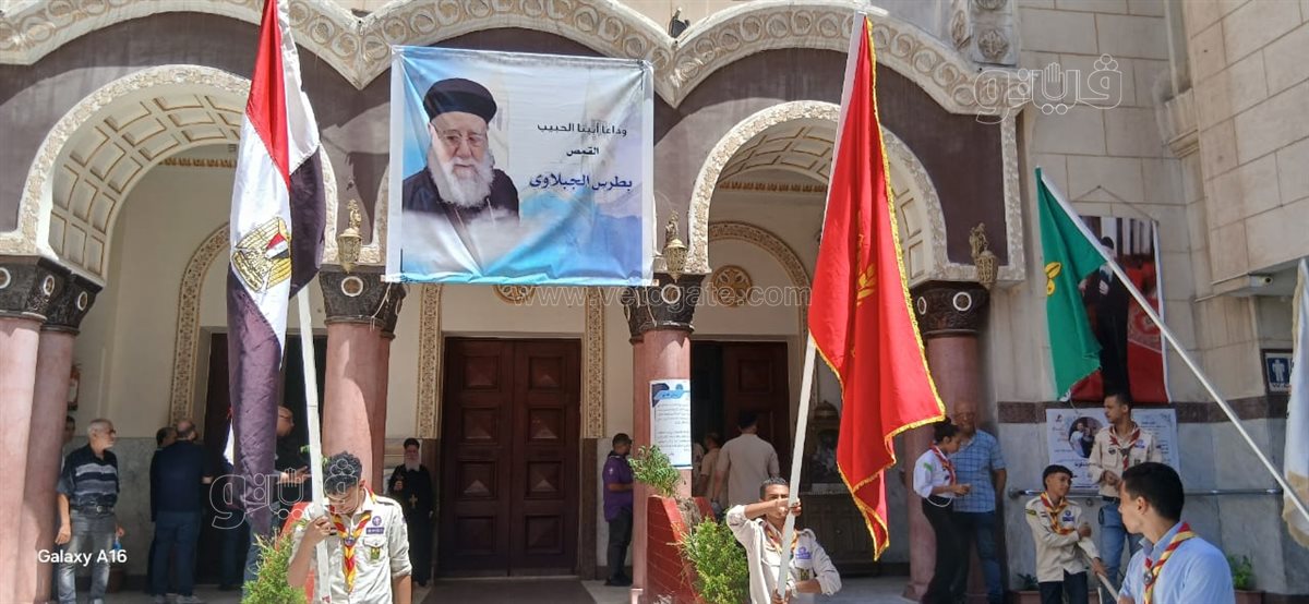 شباب الكشافه يرفعون الاعلام عاليا، فيتو