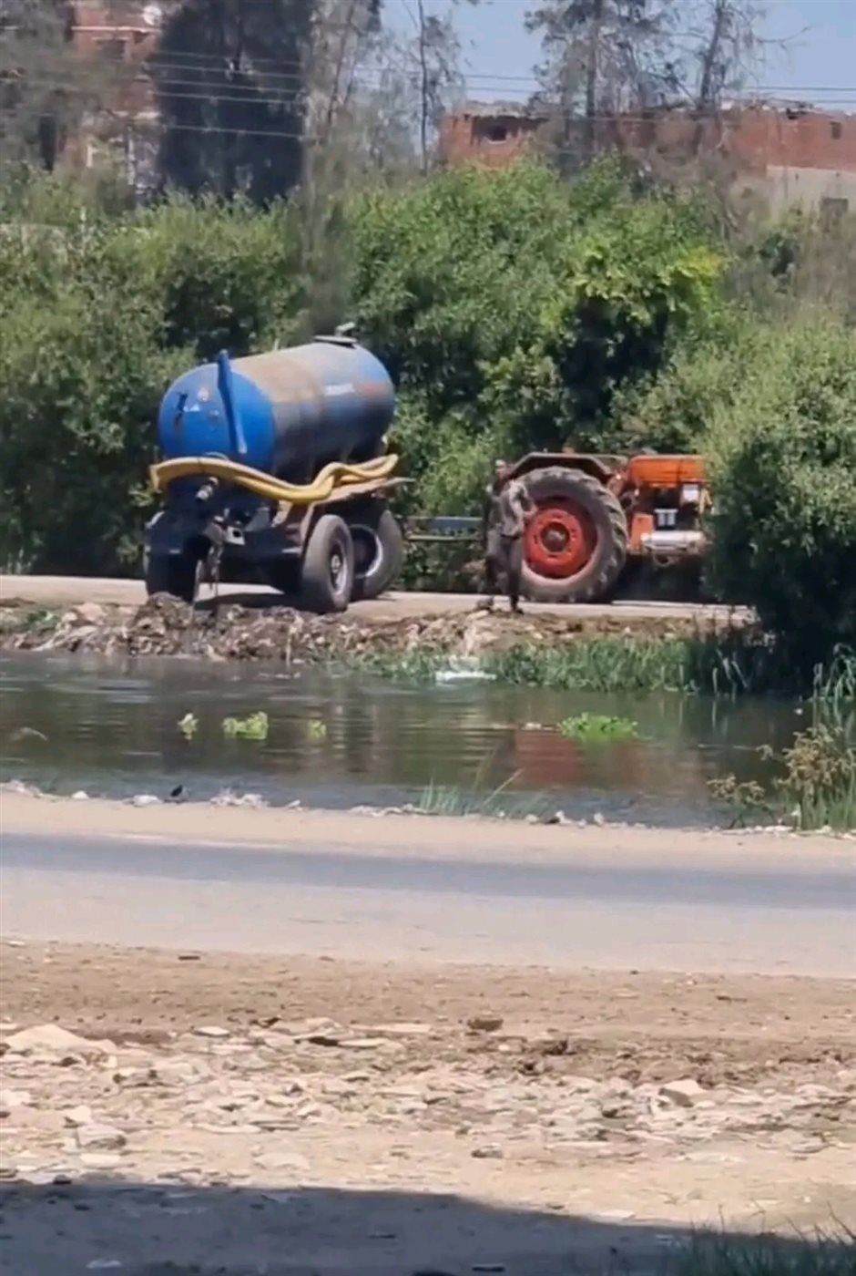 النيابة تتحرك وتحجز المتهمين.. تفريغ ترعة للري بمياه الصرف الصحي يثير الغضب بالشرقية،فيتو<br>