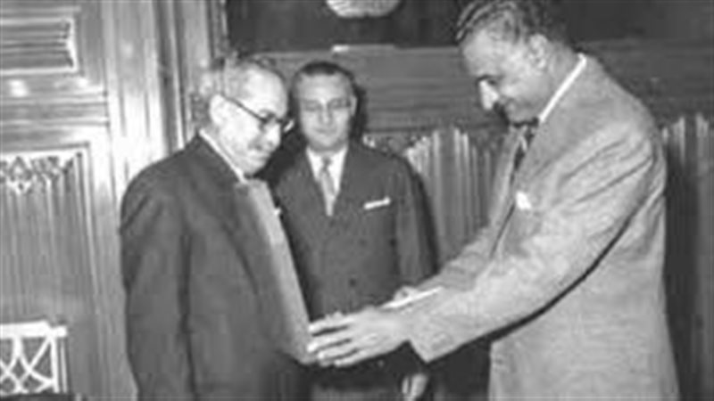 عبد الناصر يمنح الحكيم وسام الجمهورية 