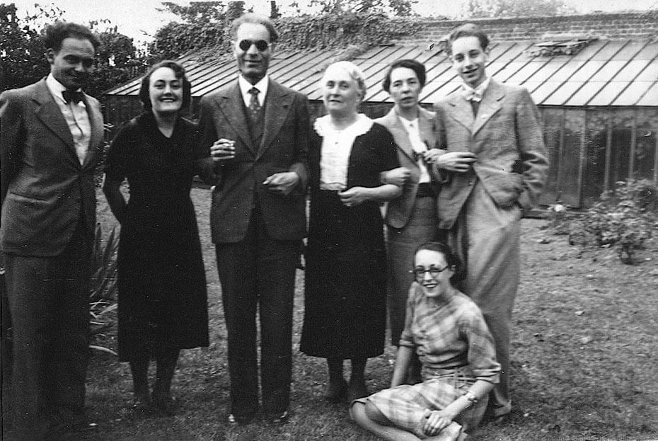 صورة لاسرة سوزان مع الدكتور طه حسين