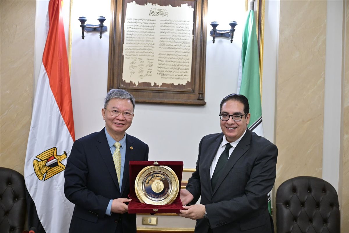 رئيس جامعة القاهرة ووفد الجمعية الصينية