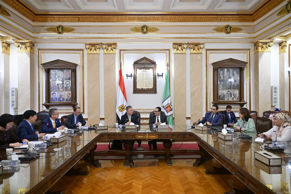 رئيس جامعة القاهرة ووفد الجمعية الصينية