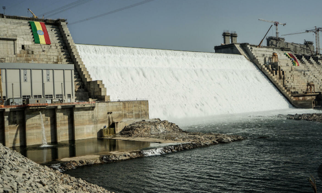 المياه تقترب من عبور الممر الأوسط، فيتو