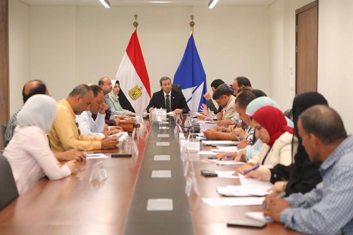 المحافظ يجتمع اجتماع لجنة صندوق تمويل مشروعات الإسكان الاقتصادي