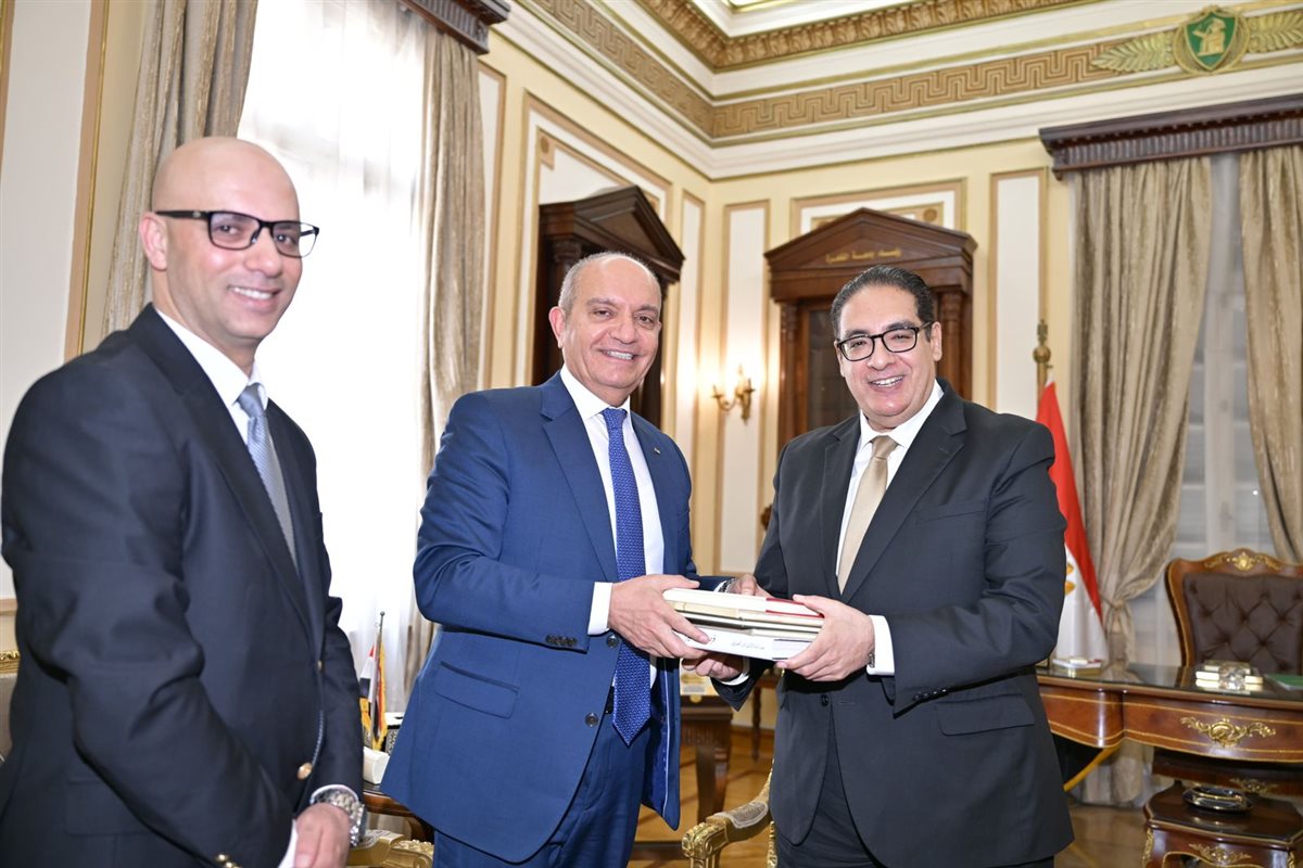 رئيس جامعة القاهرة يستقبل السفير الأردني