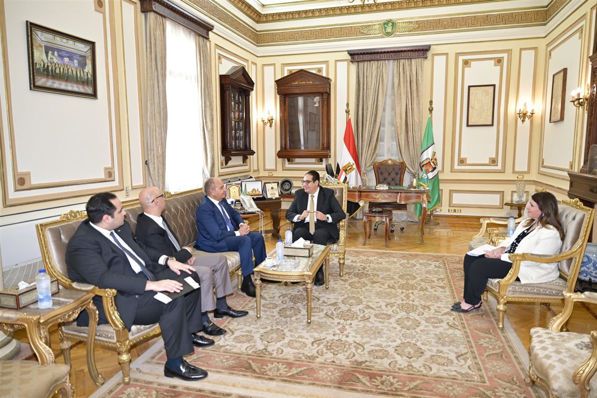 رئيس جامعة القاهرة يستقبل السفير الأردني