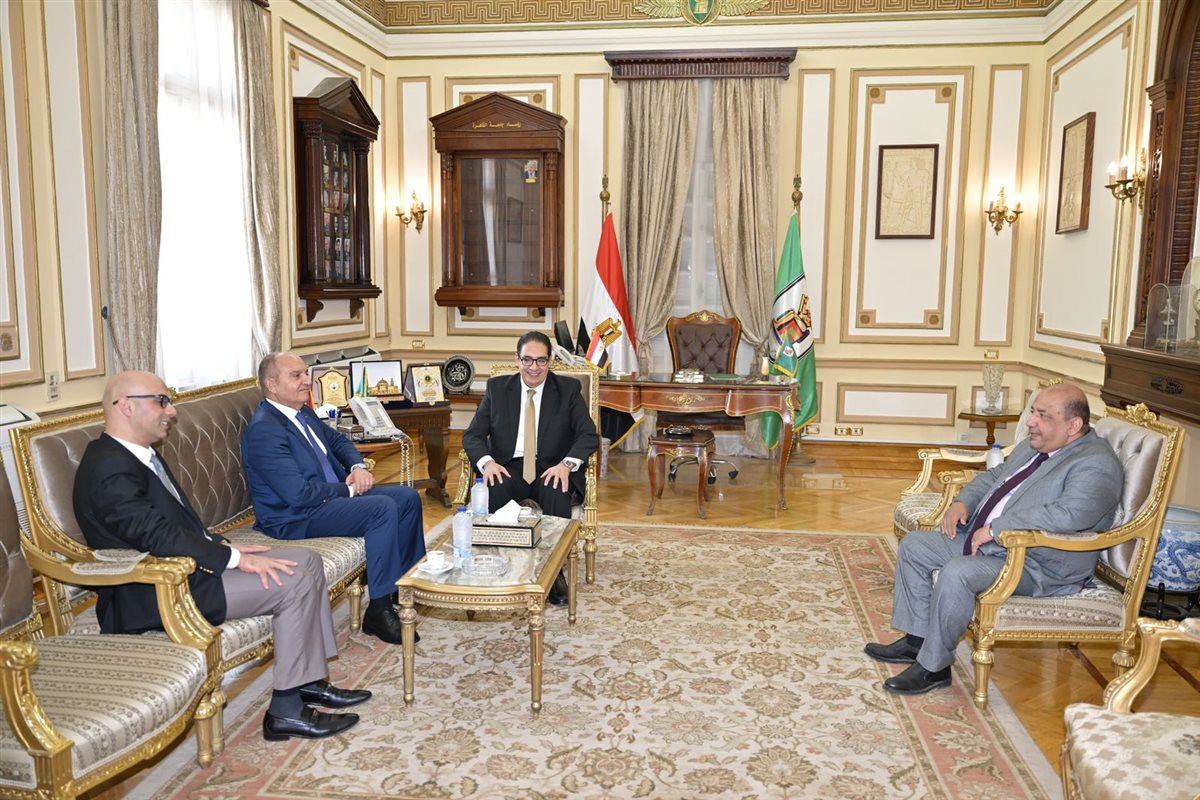 رئيس جامعة القاهرة يستقبل السفير الأردني