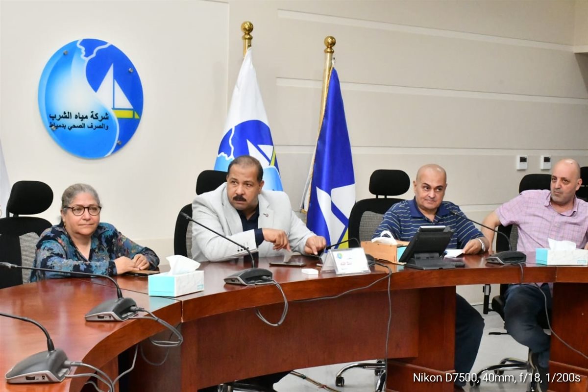 رئيس الشركة يجتمع برؤساء القطاعات