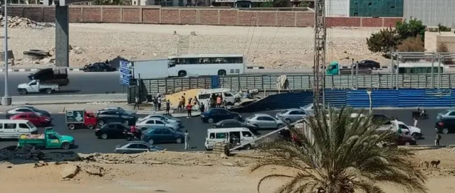 تصادم ميكروباص بحاجز الأتوبيس الترددي أعلى الطريق الدائري