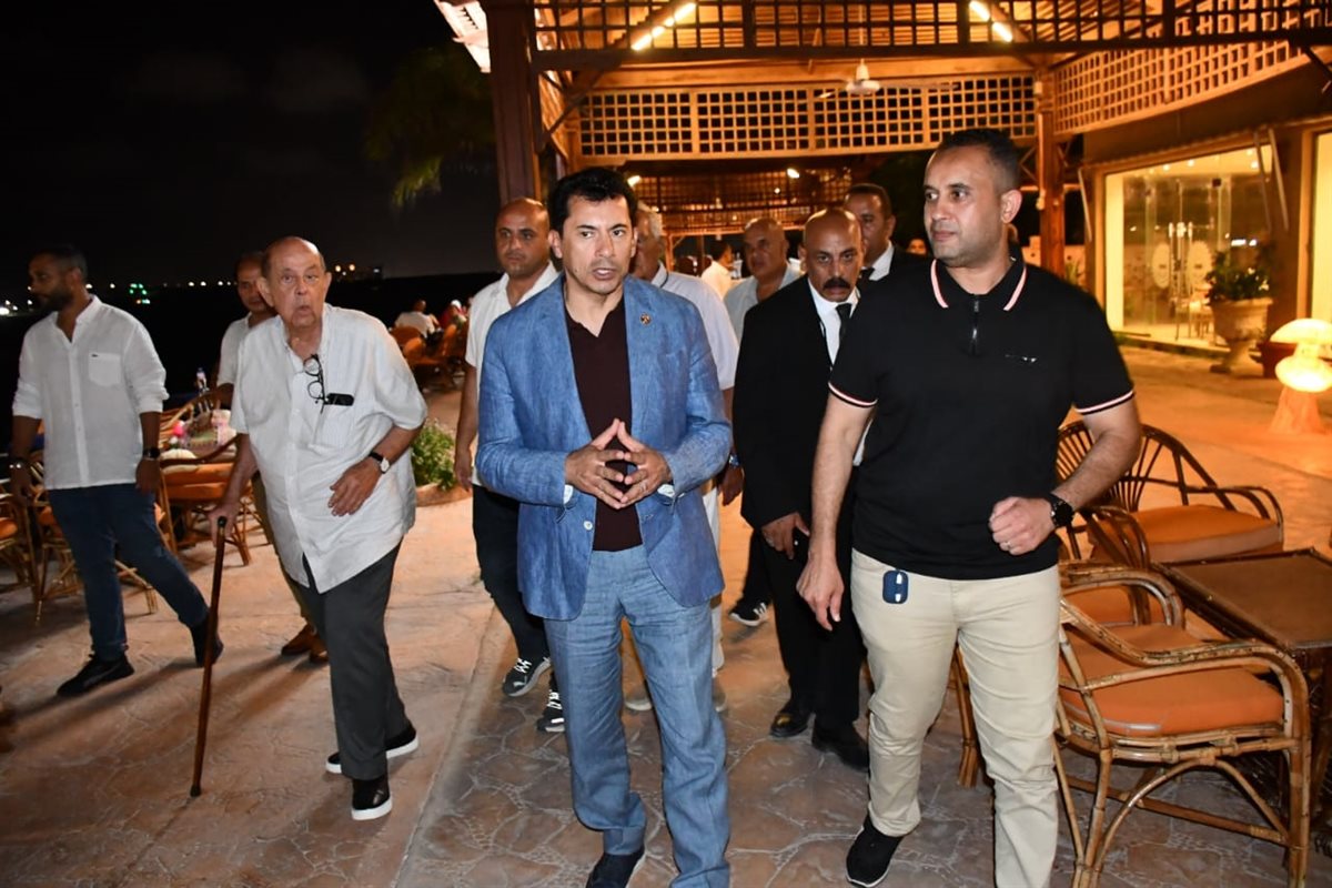 وزير الشباب والرياضة يتفقد نادي السيارات والرحلات بالعلمين