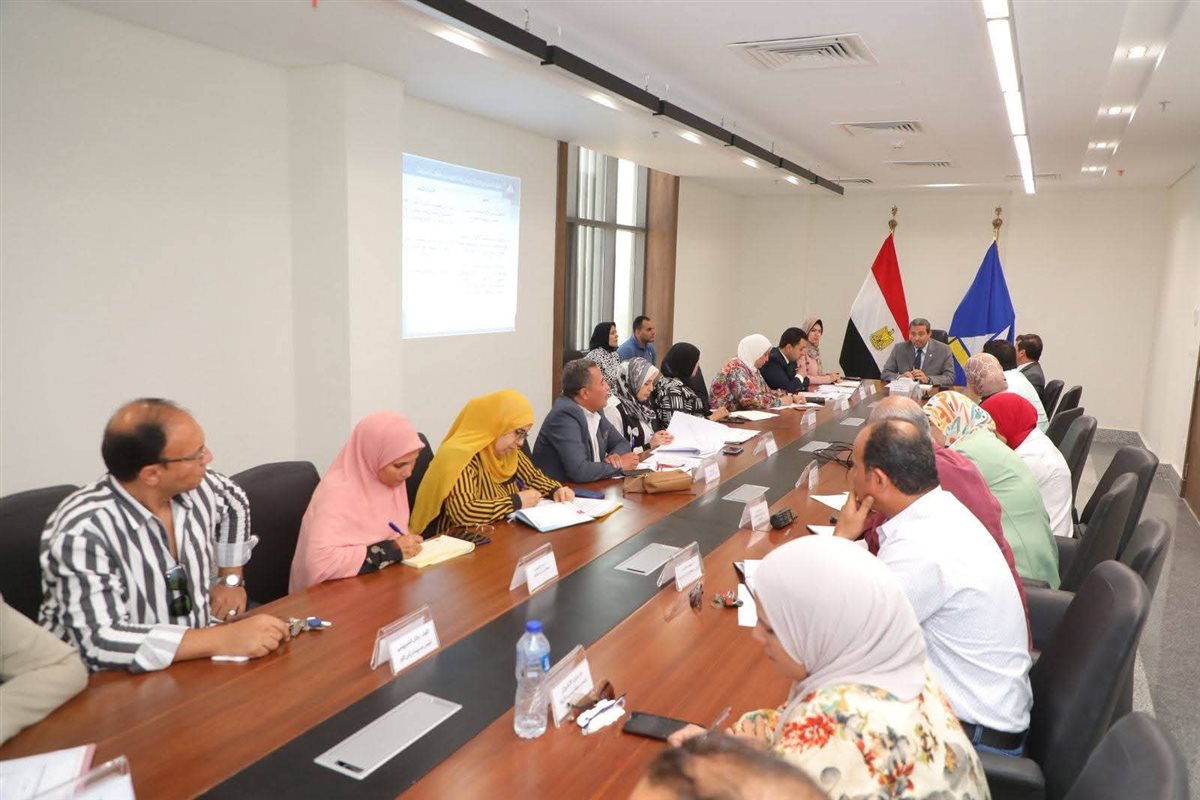 محافظ دمياط يجتمع مع لجنة إدارة الإعلانات بديوان عام المحافظة