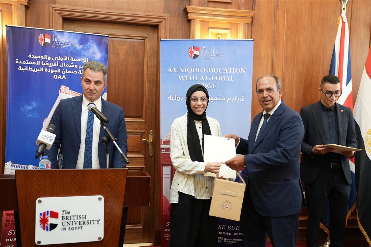 رئيس الجامعة البريطانية يسلم الأوائل المنح الدراسية