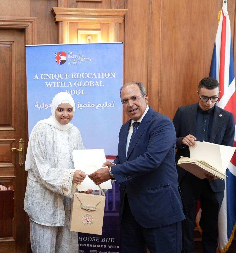 رئيس الجامعة البريطانية يسلم الأوائل المنح الدراسية