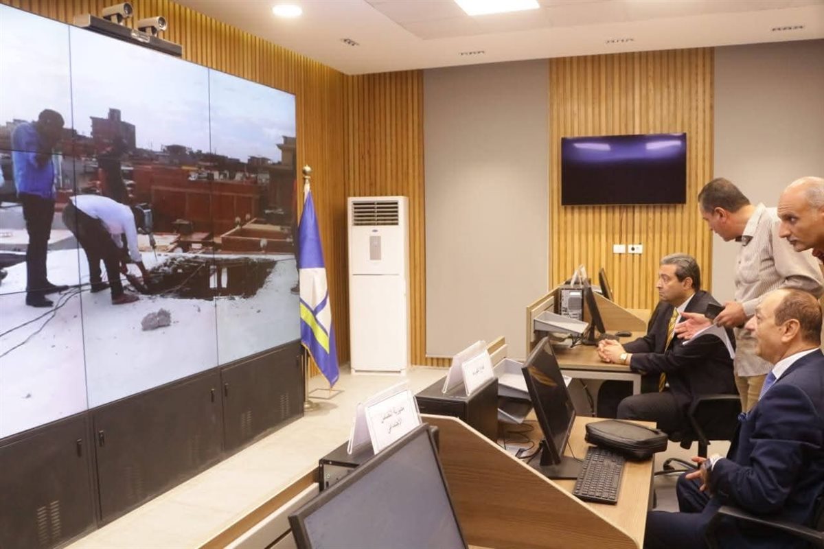 محافظ دمياط، من داخل مركز سيطرة الشبكة الوطنية للطوارئ والسلامة العامة