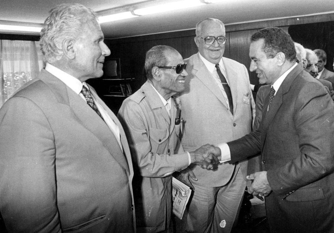 يوسف ادريس فى لقائه بحسنى مباركفى جمع من الادباء