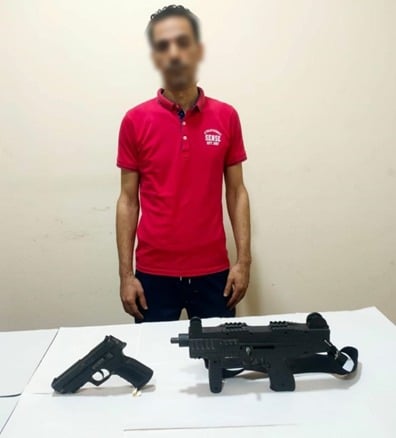 سمسار عقارات صور نفسه بأسلحة نارية بالغربية