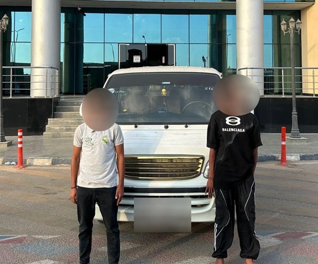 فيديو يرصد سائق وطالب أثناء تعاطى المخدرات داخل ميكروباص..تحرك حاسم من الداخلية 