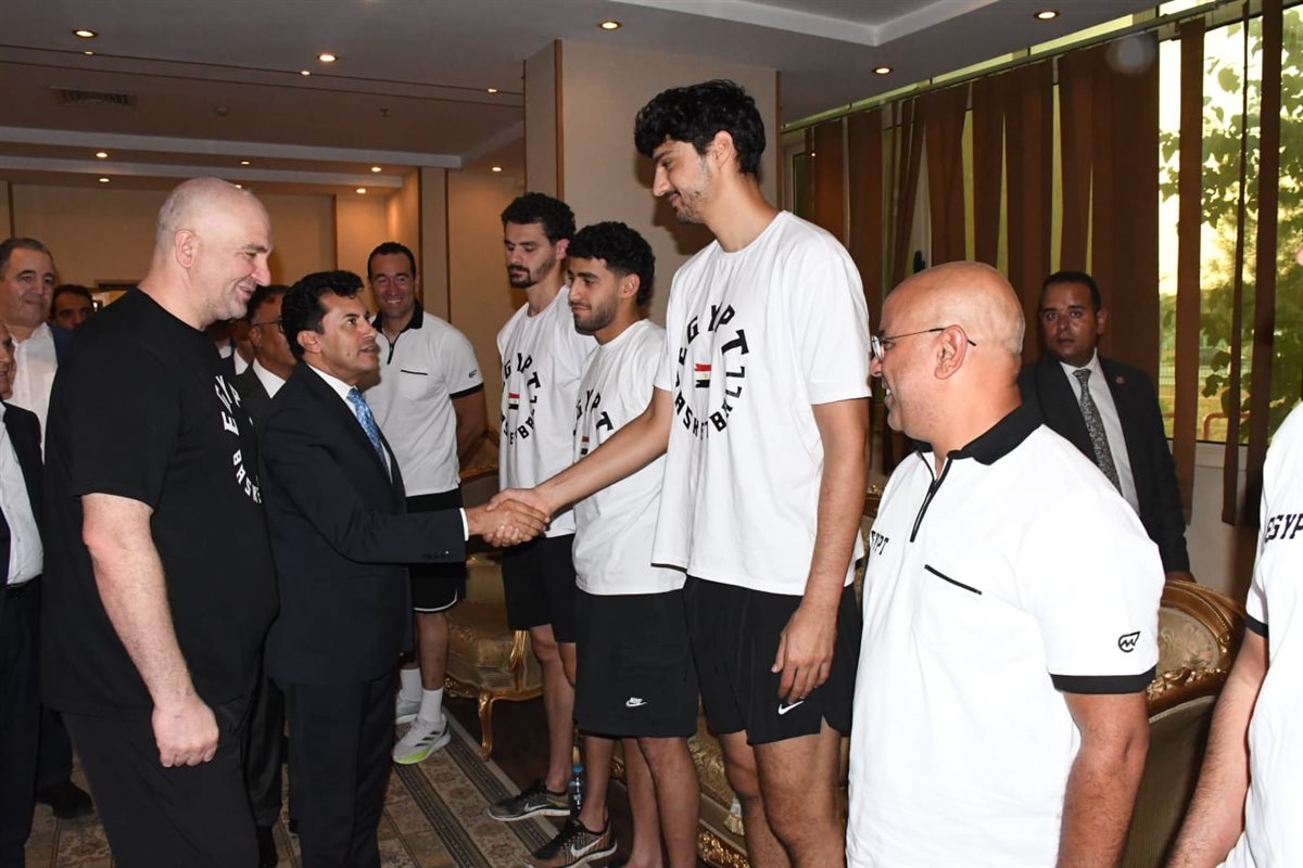أشرف صبحي يلتقي منتخب السلة قبل خوض منافسات بطولة الأفروباسكت 2025