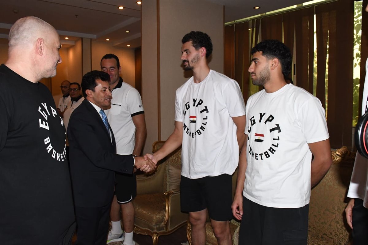 أشرف صبحي يلتقي منتخب السلة قبل خوض منافسات بطولة الأفروباسكت 2025