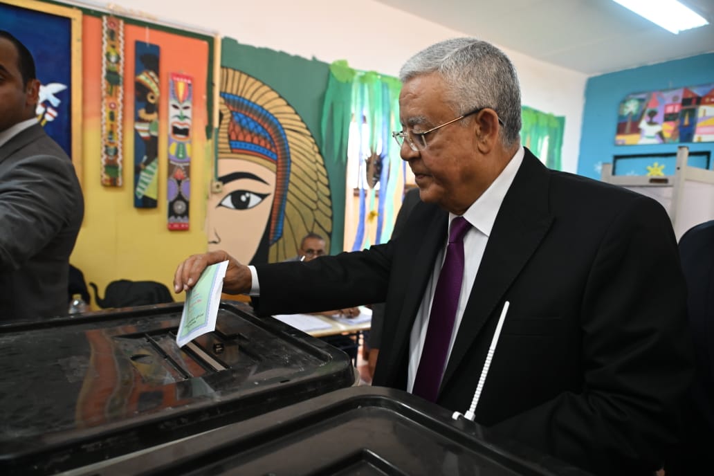 رئيس مجلس النواب يدلي بصوته في انتخابات الشيوخ 