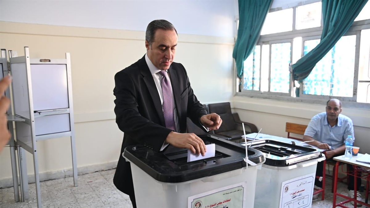 أمين الشيوخ يدلي بصوته