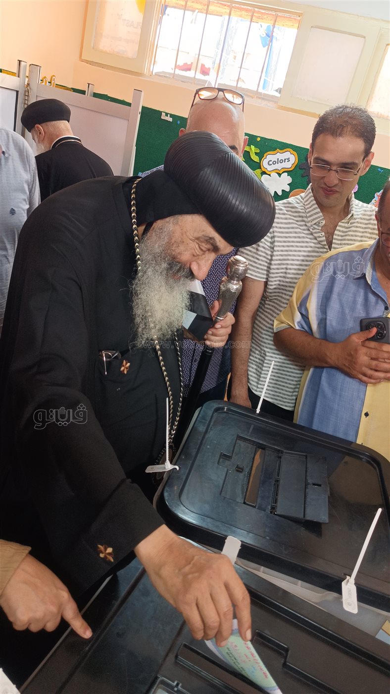 مطران بورسعيد يدلي بصوته الانتخابي، فيتو