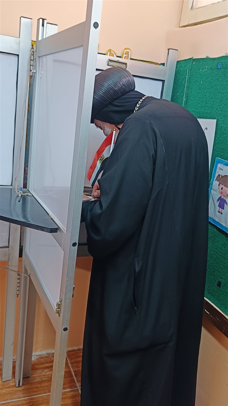 مطران بورسعيد يدلي بصوته الانتخابي، فيتو