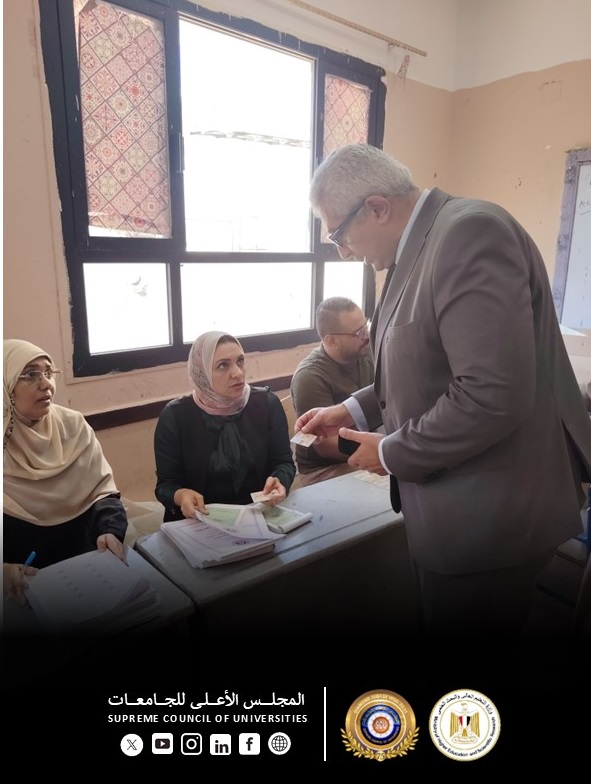 أمين المجلس الأعلى للجامعات يدلي بصوته