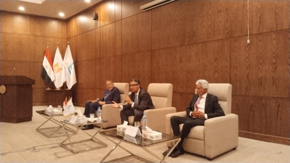 <strong>وزير التموين خلال اجتماع اتحاد الغرف التجارية</strong>