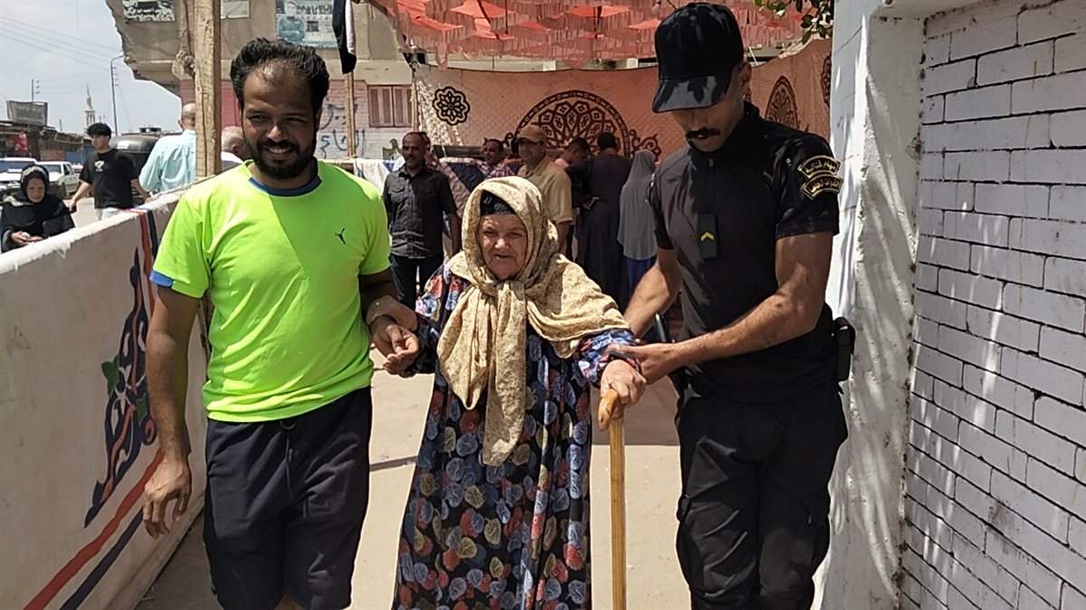 شرطة الإسماعيلية تساعد الناخبين في الوصول اللى لجانهم الانتخابية، فيتو