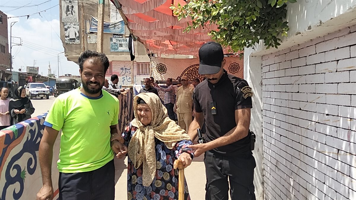 شرطة الإسماعيلية تساعد الناخبين في الوصول اللى لجانهم الانتخابية، فيتو