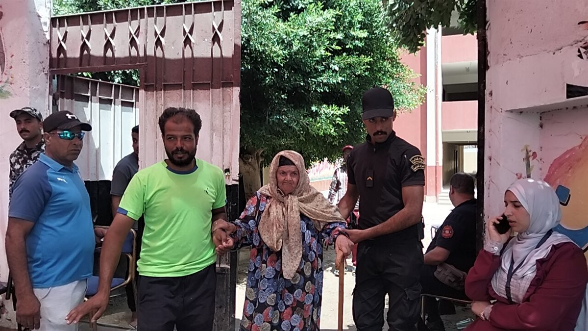 شرطة الإسماعيلية تساعد الناخبين في الوصول اللى لجانهم الانتخابية، فيتو