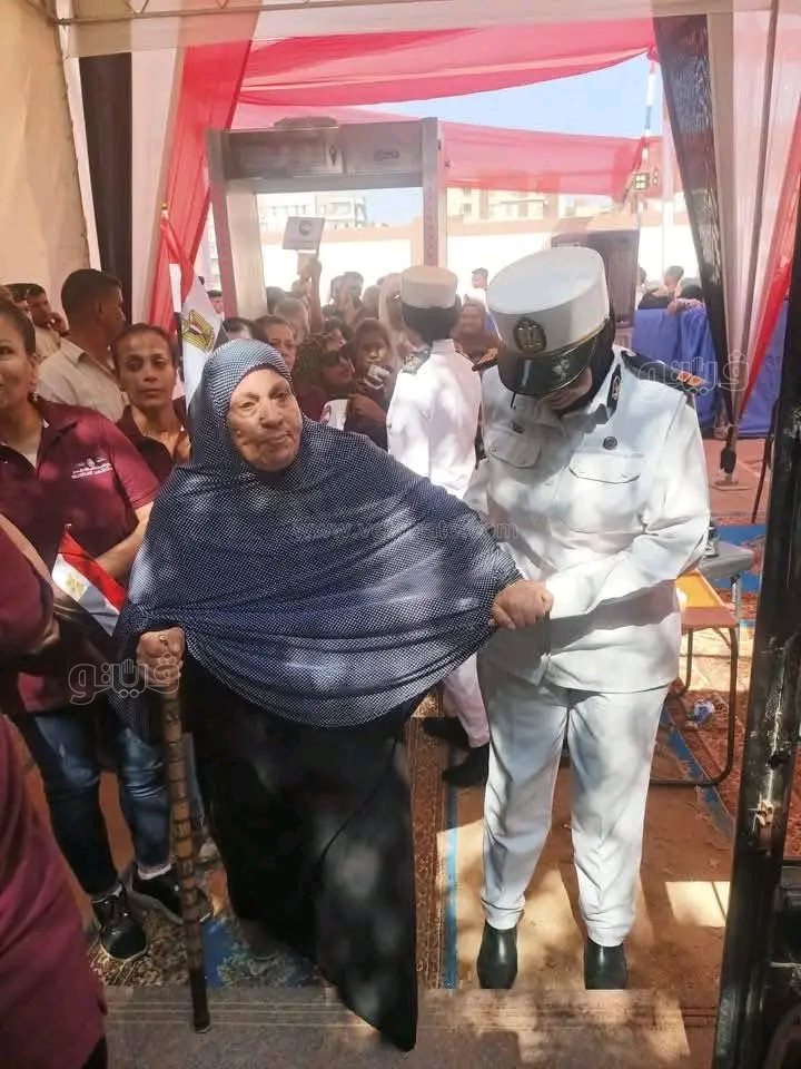 الشرطة النسائية تقدم يد العون لكبار السن في انتخابات الشيوخ بالشرقية،فيتو