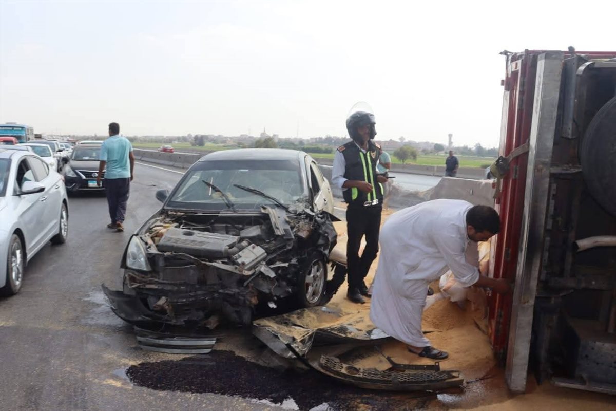 انقلاب سيارة نقل محملة الاعلاف بشبرا بنها الحر،فيتو