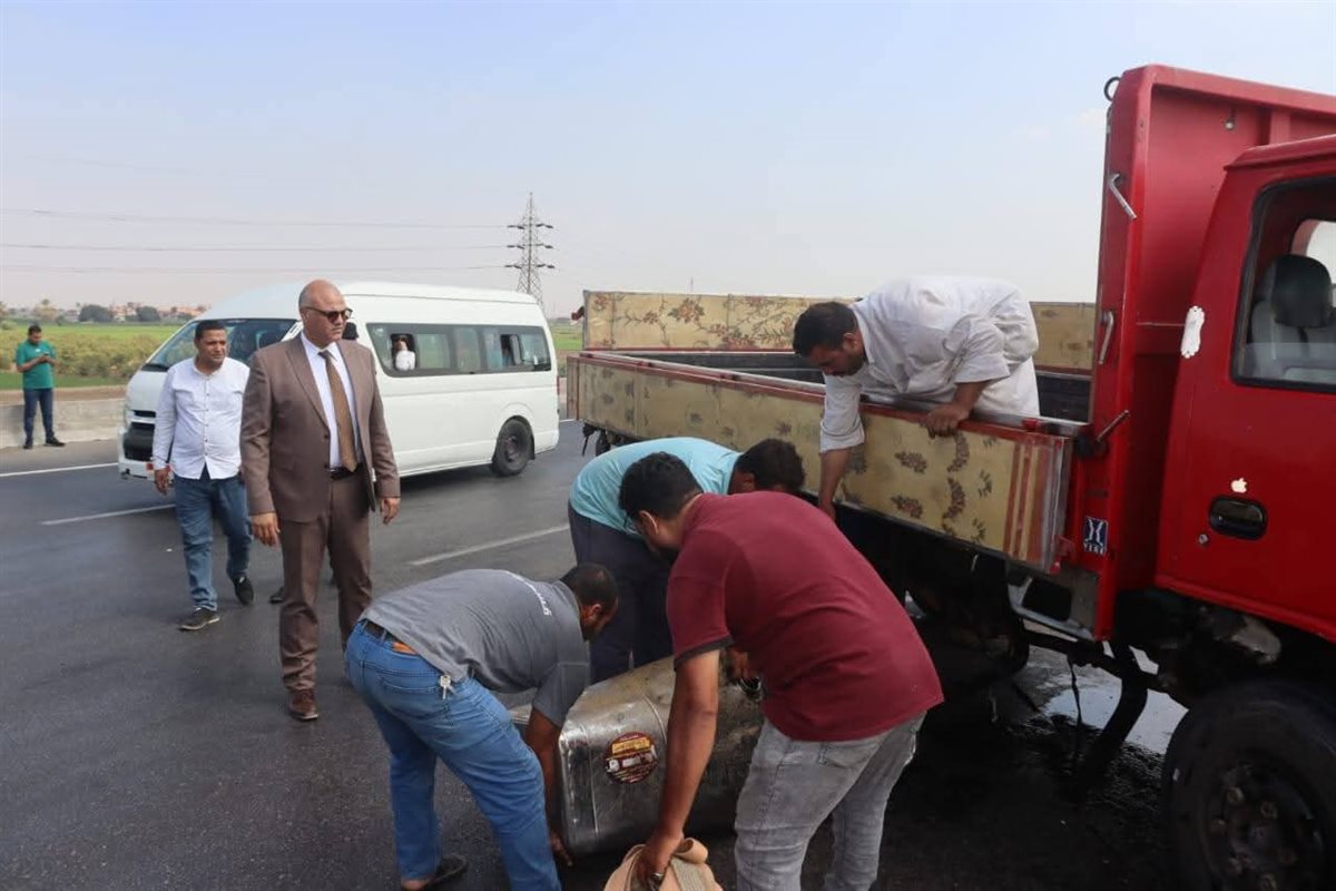 انقلاب سيارة نقل محملة الاعلاف بشبرا بنها الحر،فيتو