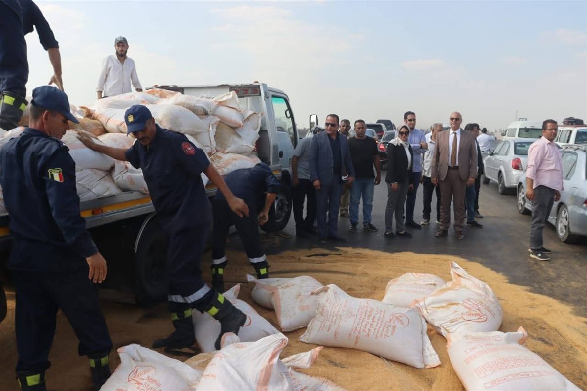 انقلاب سيارة نقل محملة الاعلاف بشبرا بنها الحر،فيتو