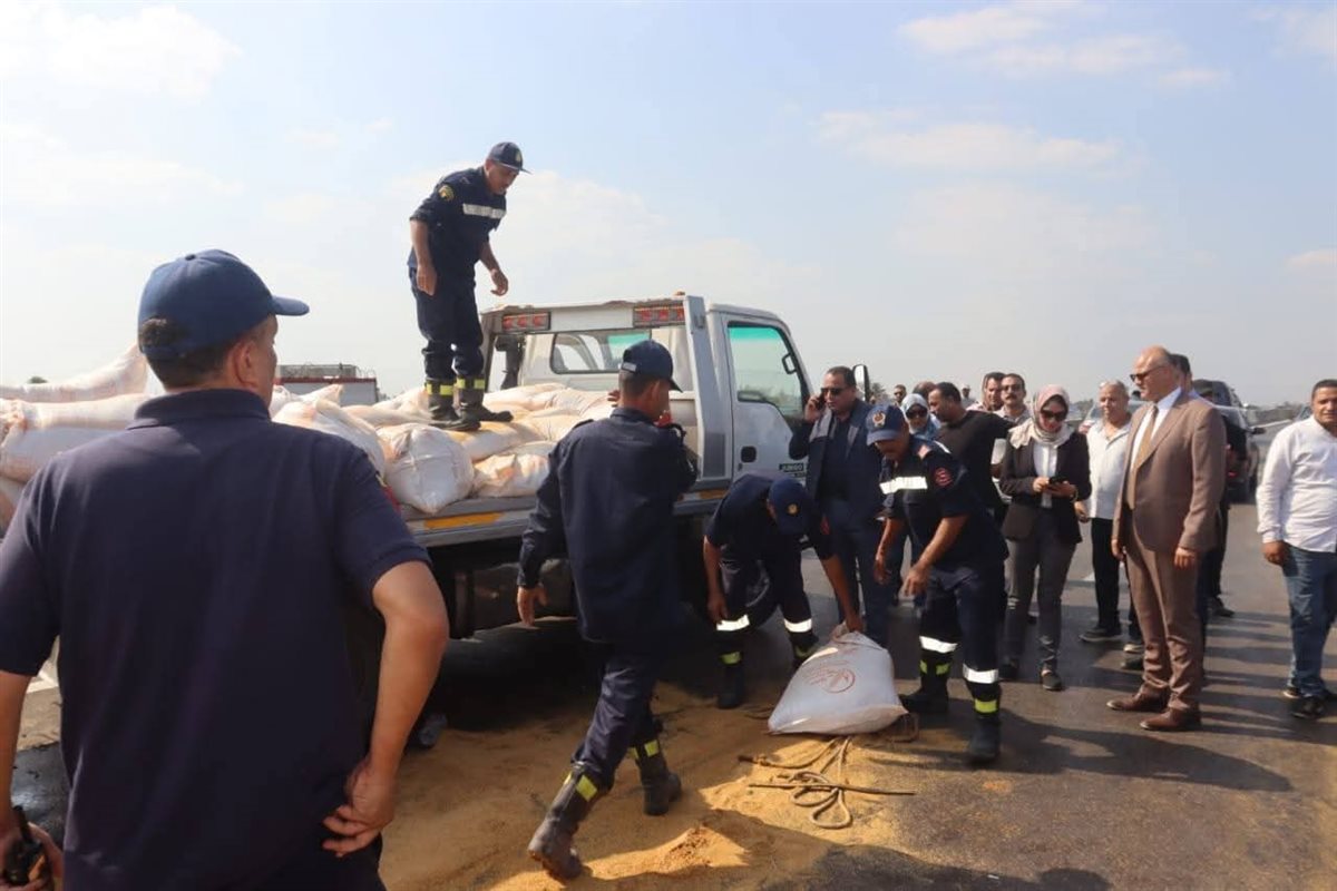 انقلاب سيارة نقل محملة الاعلاف بشبرا بنها الحر،فيتو