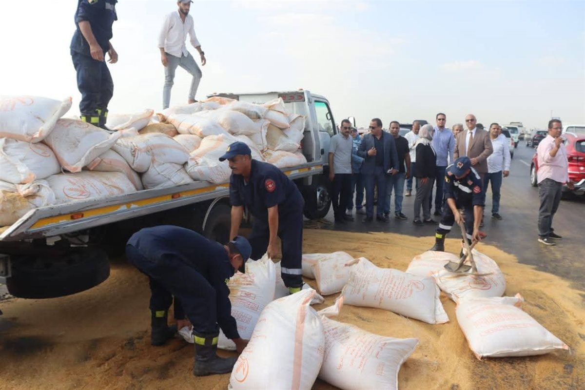 انقلاب سيارة نقل محملة الاعلاف بشبرا بنها الحر،فيتو