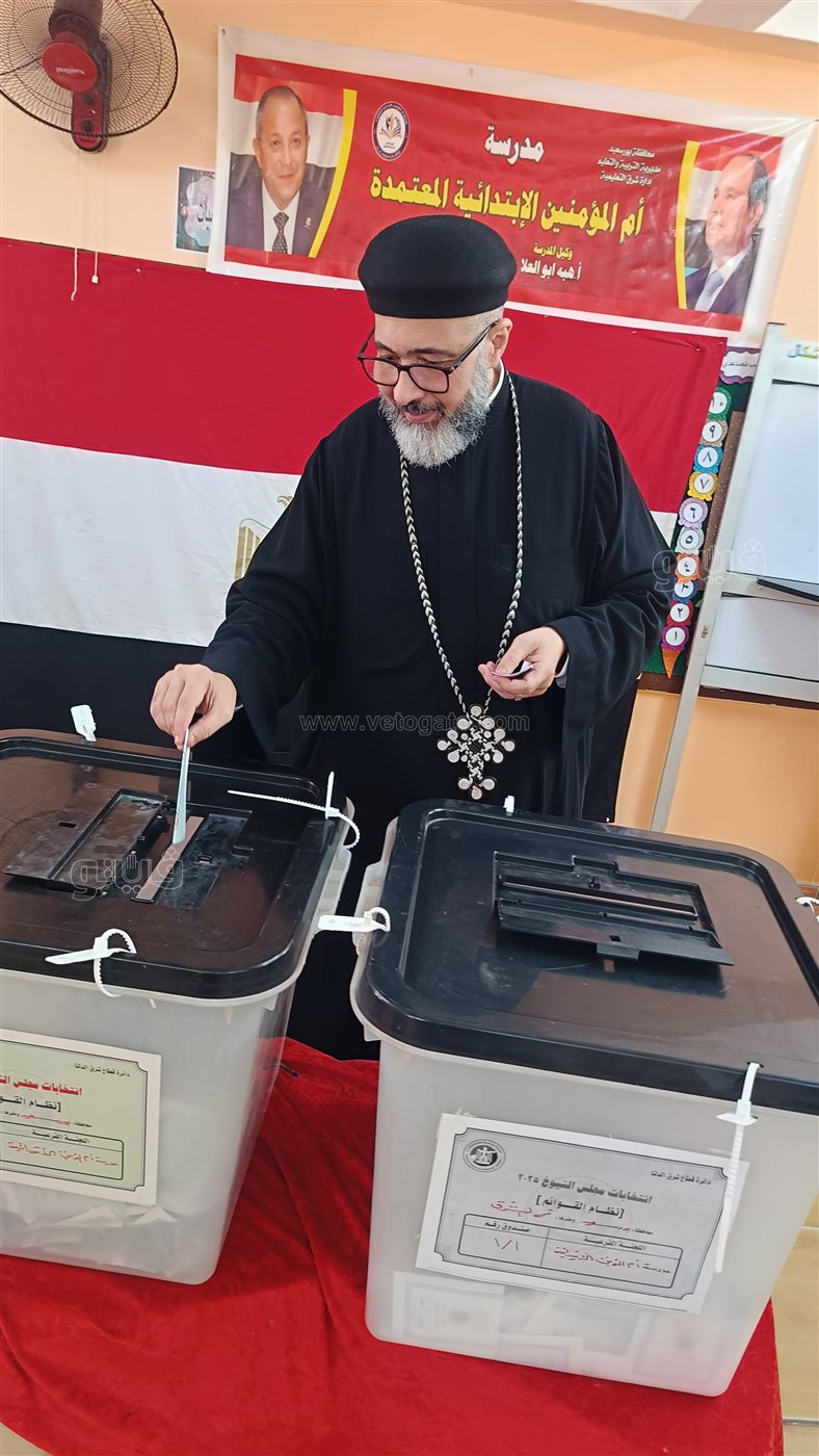 المتحدث الاعلامي باسم مطرانيه بورسعيد يدلي بصوته الانتخابي، فيتو