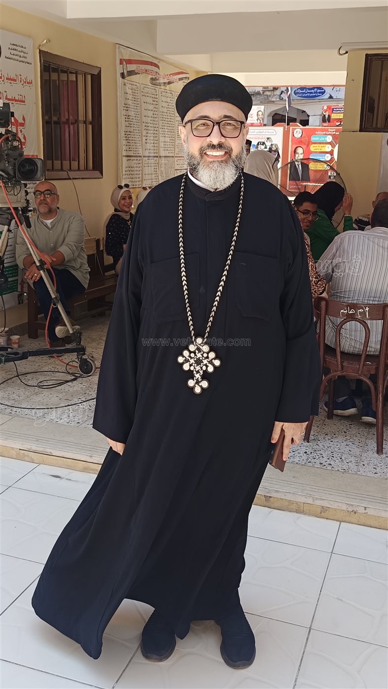 المتحدث الاعلامي باسم مطرانيه بورسعيد يدلي بصوته الانتخابي، فيتو