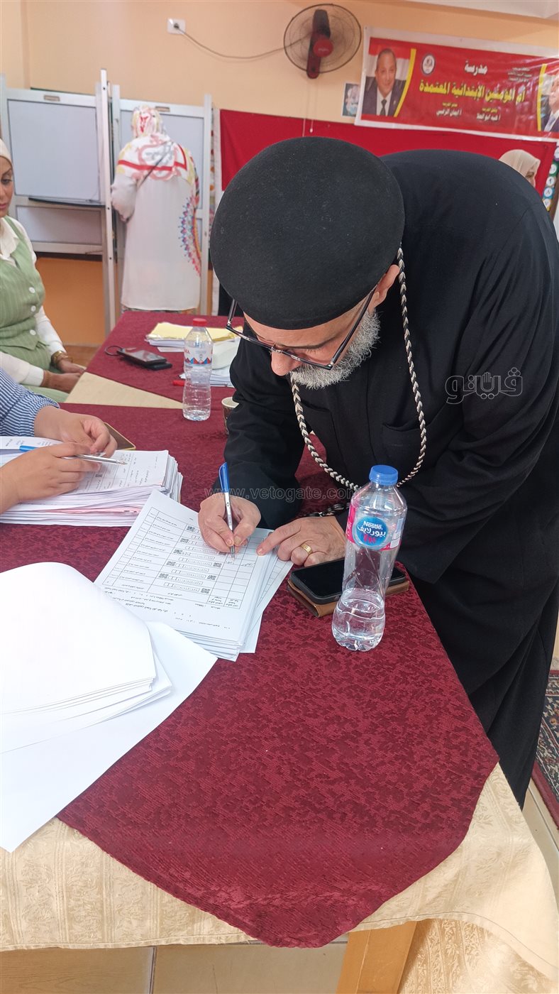 المتحدث الاعلامي باسم مطرانيه بورسعيد يدلي بصوته الانتخابي، فيتو