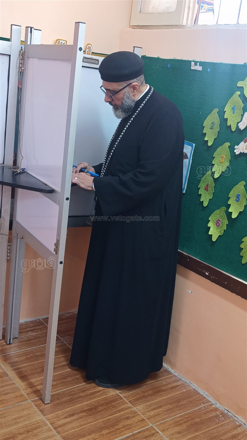 المتحدث الاعلامي باسم مطرانيه بورسعيد يدلي بصوته الانتخابي، فيتو