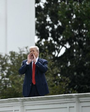 ترامب يخاطب الصحفيين من فوق سطح البيت الأبيض، فيتو