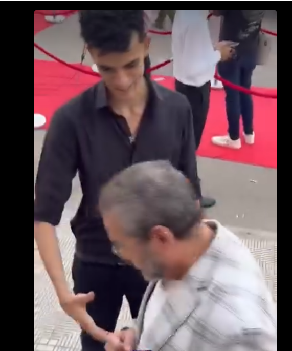 أحمد عبد العزيز يرفض مد يده للسلام على أحد معجبيه، فيتو