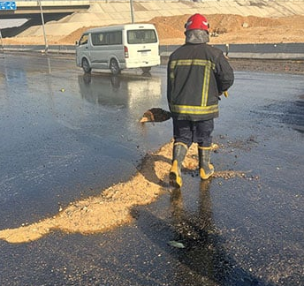 انقلاب سيارة مواد بترولية بطريق السويس الصحراوى