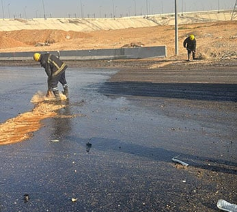 انقلاب سيارة مواد بترولية بطريق السويس الصحراوى